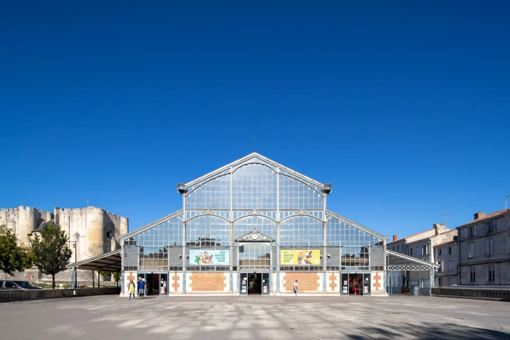 les-halles-de-niort-avec-donjon-niort-marais-poitevin