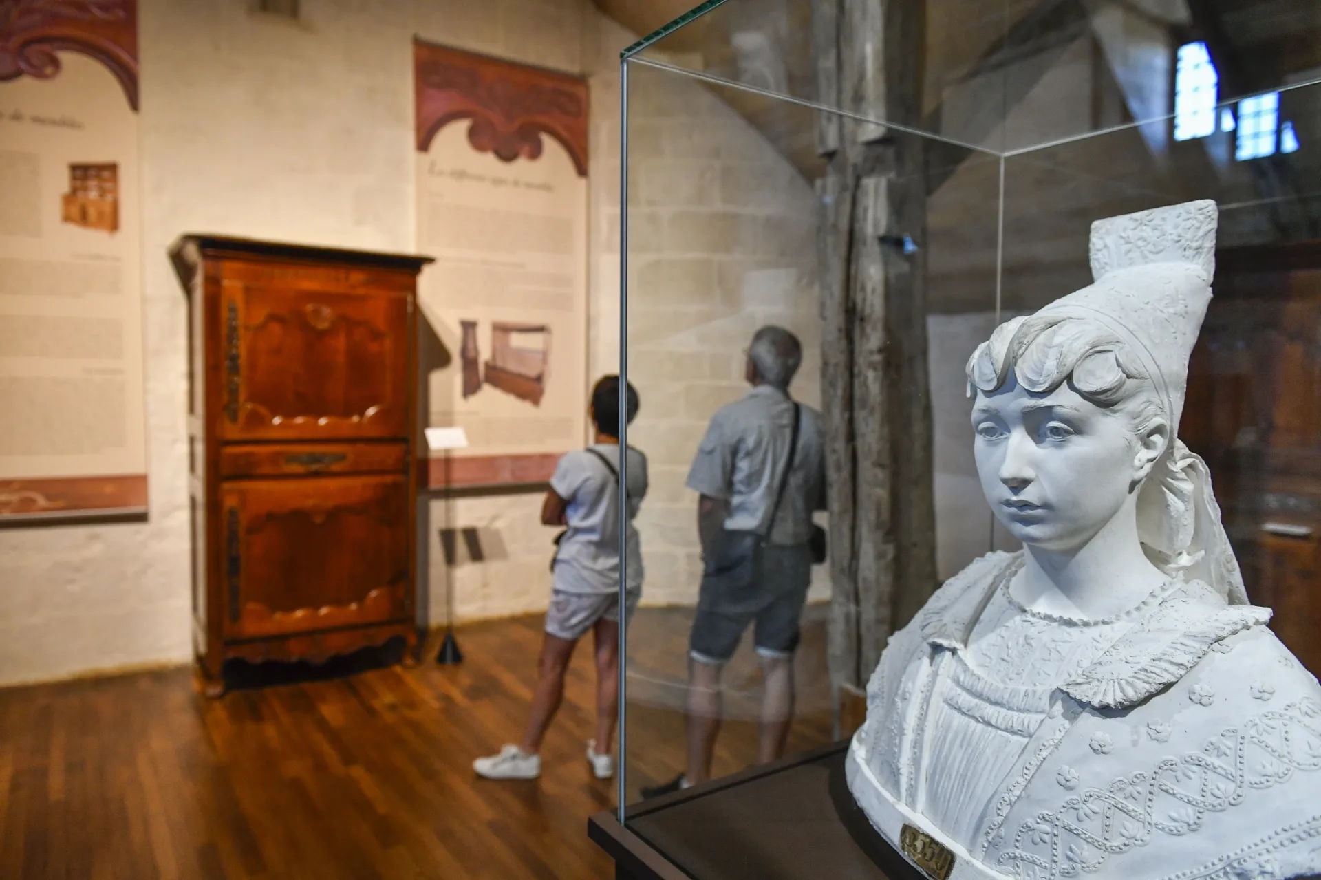 niort-donjon-medieval-sculpture-niort-marais-poitevin