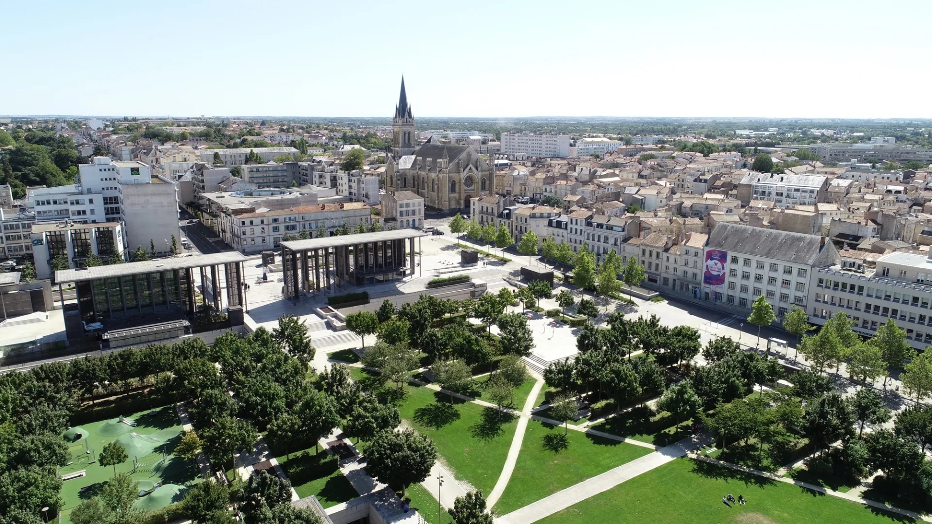 place-de-la-breche-vue-drone-niort-marais-poitevin