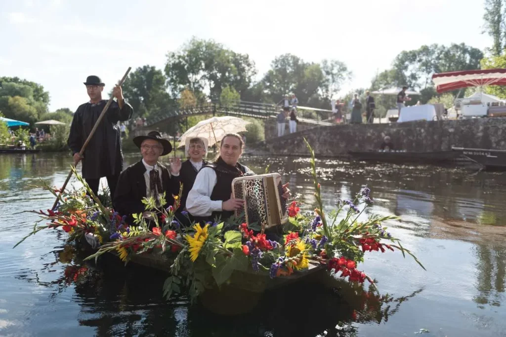 marche-sur-l-eau-au-vanneau-irleaus-niort-marais-poitevin001-19