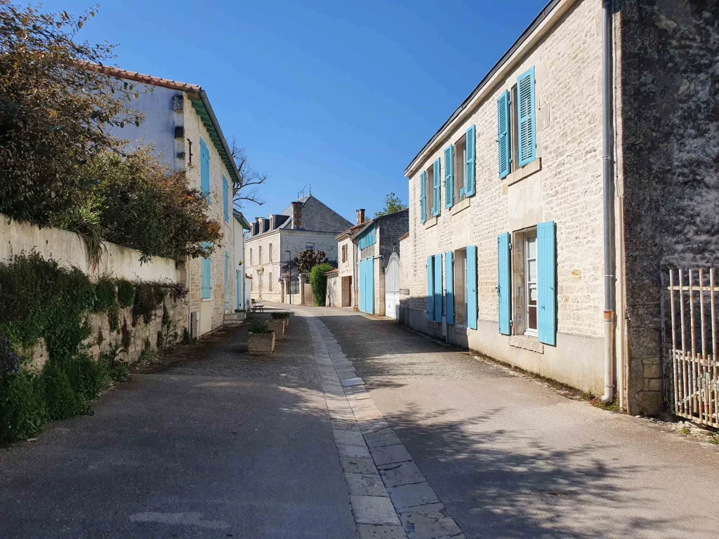 village-rue-sansais-la-garette-niort-marais-poitevin