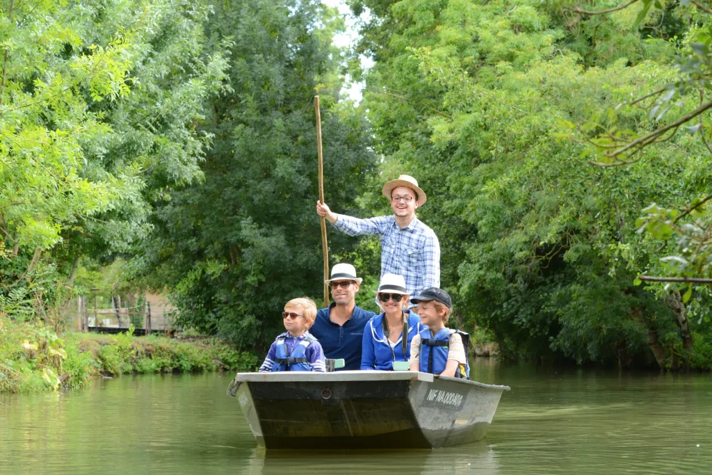 decouverte-en-barque-guidee-en-famille-niort-marais-poitevin