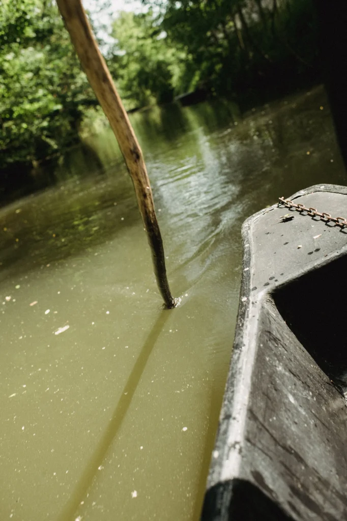 pigouille-dans-eau-balade-barque-niort-marais-poitevin