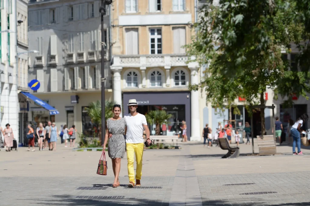 rue-centre-ville-niort-couple-commerce-niort-marais-poitevin