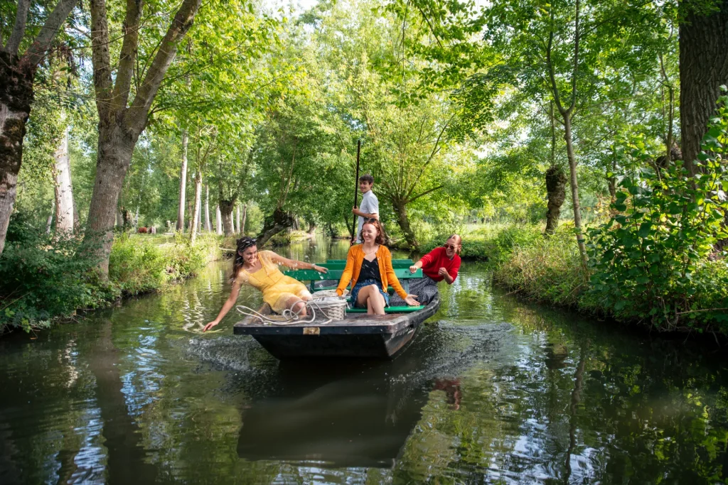 balade-en-barque-entre-amies-niort-marais-poitevin