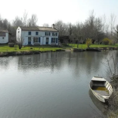 maison-aux-volets-bleu-coulon-niort-marais-poitevin